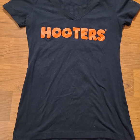 Hooter's black short sleeve t-shirt - Picture 7 of 11